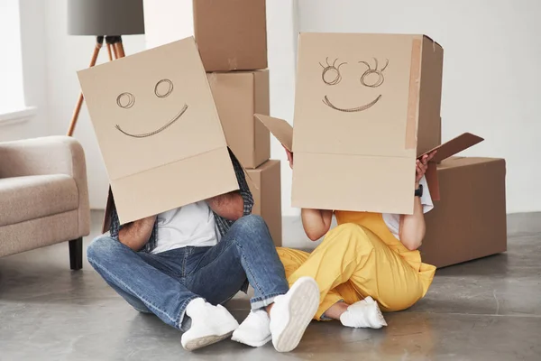 Lindas Sonrisas Las Cajas Que Están Las Cabezas Una Pareja —  Fotos de Stock