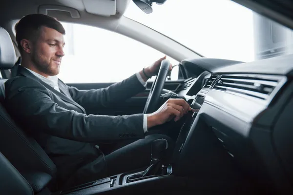 Accendi Musica Uomo Affari Moderno Che Prova Sua Nuova Auto — Foto Stock