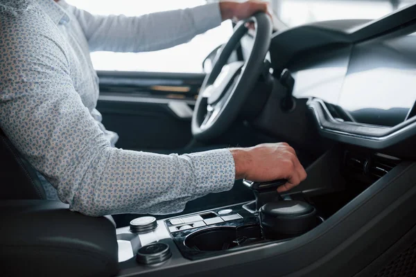 Suave Agradable Hombre Probando Auto Nuevo Salón Durante Día Compra —  Fotos de Stock