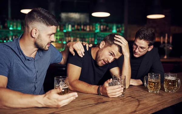 Trzech Mężczyzn Barze Wspieram Smutnego Przyjaciela Jedność Ludzi Piwem Stole — Zdjęcie stockowe