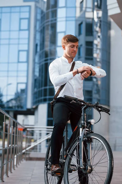 Tipo Ocupado Empresário Roupas Formais Com Bicicleta Preta Está Cidade — Fotografia de Stock