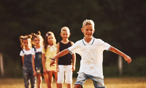 Děti Běhají Poli Slunečného Dne Koncepce Zdravého Životního Stylu — Stock fotografie