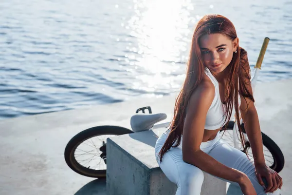 Poblíž Motorky Fitness Žena Odpočívá Jezera Dne Krásné Slunce — Stock fotografie