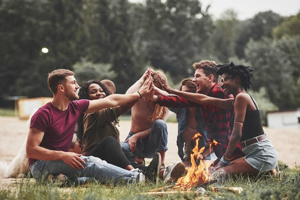 Znowu Się Spotykamy Grupa Ludzi Organizuje Piknik Plaży Przyjaciele Bawcie — Zdjęcie stockowe