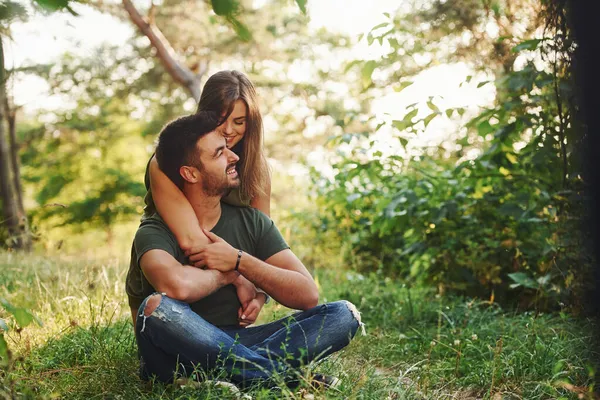 Assis Embrassant Beau Jeune Couple Passer Bon Moment Dans Forêt — Photo