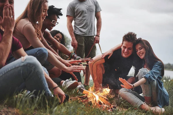 Evening Beach Group People Have Picnic Friends Have Fun Weekend — Stockfoto