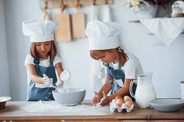 Familienkinder Weißer Koch Uniform Bereiten Essen Der Küche — Stockfoto