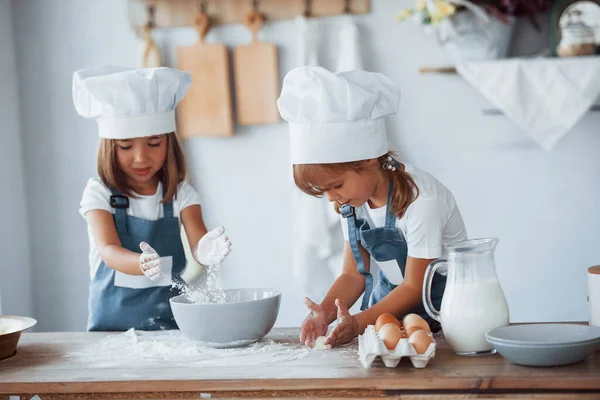 Familjebarn Vit Kock Uniform Laga Mat Köket — Stockfoto