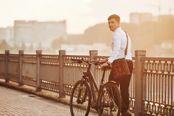 Andar Com Bicicleta Perto Vedação Empresário Roupas Formais Está Cidade — Fotografia de Stock
