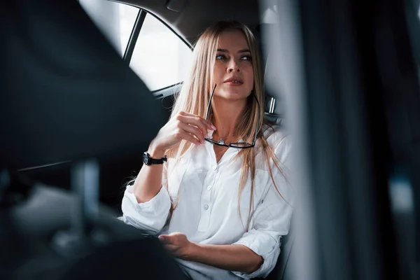 Acercan Algunos Tratos Mujer Negocios Inteligente Sienta Asiento Trasero Del — Foto de Stock