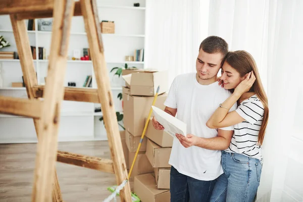 Vrolijk Jong Stel Hun Nieuwe Appartement Beweging — Stockfoto