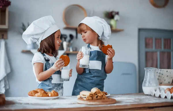 Bredd Glasögon Med Mjölk Familjebarn Vit Kock Uniform Laga Mat — Stockfoto