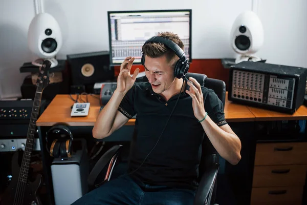 Задоволений Якістю Звуку Звукорежисер Навушниках Працюють Змішують Музику Всередині Студії — стокове фото