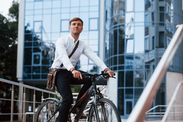 未来について考える 黒い自転車の正式な服を着たビジネスマンが街にいます — ストック写真