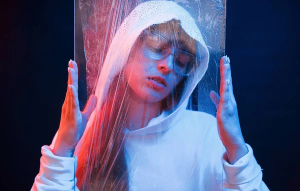 Vidro Água Estúdio Filmado Estúdio Escuro Com Luz Néon Retrato — Fotografia de Stock