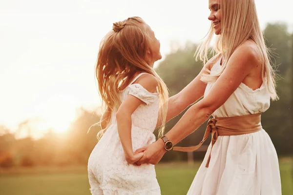 Miúdo Está Saltar Mãe Filha Desfrutando Fim Semana Juntos Andando — Fotografia de Stock