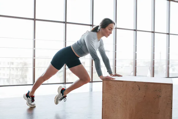 Svarta Shorts Och Grå Skjorta Sportiv Ung Kvinna Har Fitness — Stockfoto