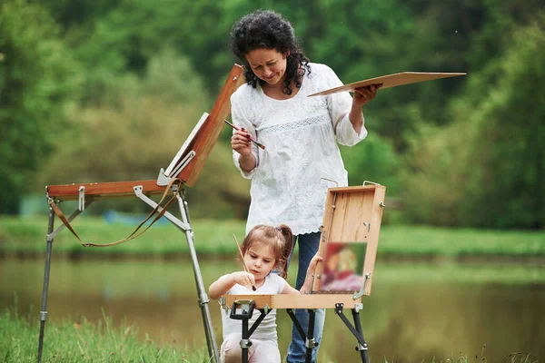 Keep Practicing Teaching Granddaughter How Paint Natural Parkland — Stockfoto