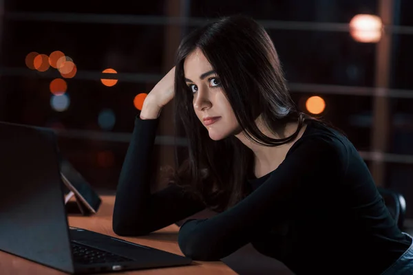 Miúda Gira Empresária Morena Atraente Trabalha Sozinha Escritório Noite — Fotografia de Stock