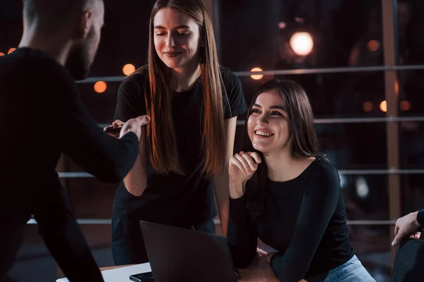 Take Phone Team Young Business People Works Project Night Time — Stockfoto