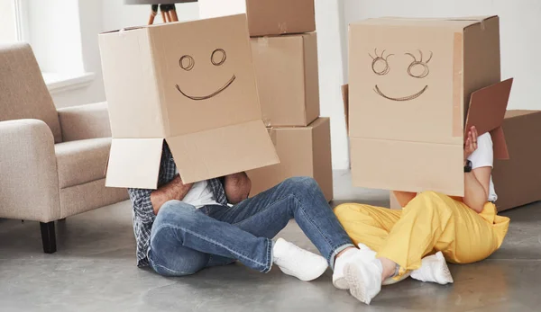 Lachen Dozen Gelukkig Stel Samen Hun Nieuwe Huis Beweging — Stockfoto
