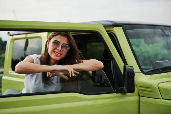 Mujer Bonita Coche Verde Moderno Posando Para Cámara — Foto de Stock