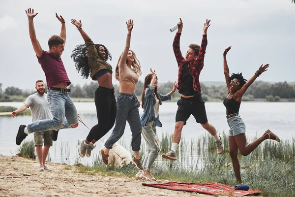 Zdjęcie Powietrzu Wszyscy Skaczą Grupa Ludzi Organizuje Piknik Plaży Przyjaciele — Zdjęcie stockowe