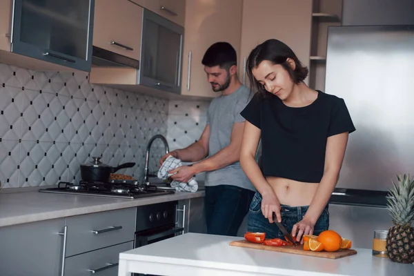 みんな仕事をしてる 若いですカップルで現代的なキッチンに自宅で週末時間で朝 — ストック写真