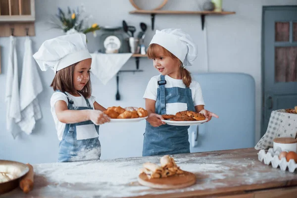 Ciasteczka Gotowe Rodzinne Dzieci Białym Mundurze Kucharza Przygotowujące Jedzenie Kuchni — Zdjęcie stockowe