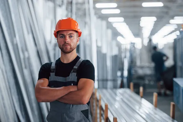 Steht Mit Verschränkten Armen Porträt Eines Männlichen Industriearbeiters Einer Fabrik — Stockfoto