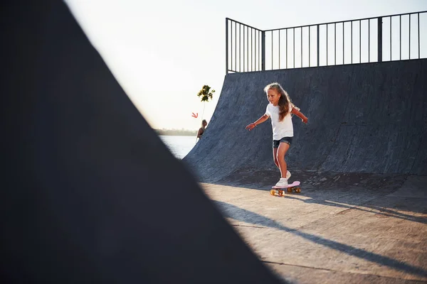 Sonniger Tag Kinder Haben Spaß Beim Skaten Der Rampe Fröhliches — Stockfoto
