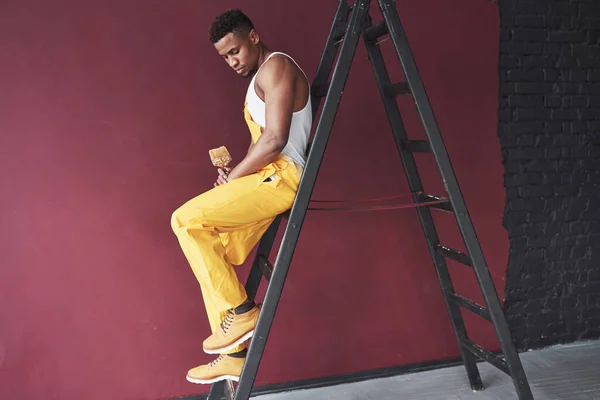 Sits Ladder Young African American Worker Yellow Uniform Have Some — Stock Photo, Image