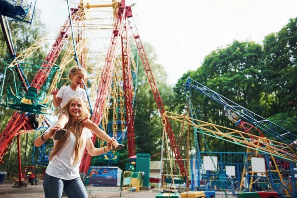 Alegre Niña Madre Pasar Buen Rato Parque Juntos Cerca Atracciones —  Fotos de Stock