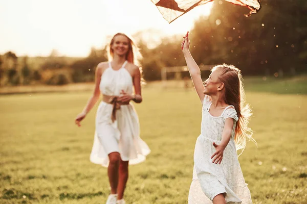 Clima Cálido Perfecto Madre Hija Divierten Con Cometa Campo Hermosa —  Fotos de Stock