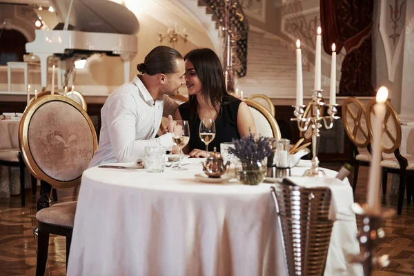 Stijlvolle Jongeren Mooi Koppel Hebben Romantisch Diner Luxe Restaurant Avonds — Stockfoto