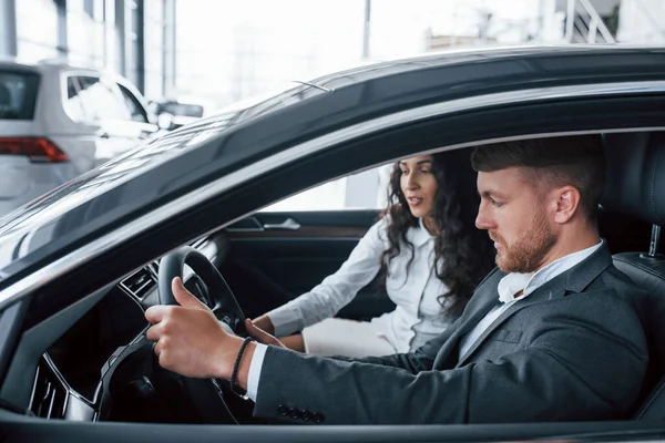 Cos Quella Caratteristica Bella Coppia Successo Cercando Auto Nuove Nel — Foto Stock