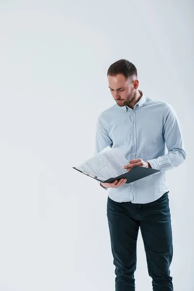 Wichtige Geschäftsunterlagen Mann Dienstkleidung Steht Vor Weißem Hintergrund Studio — Stockfoto