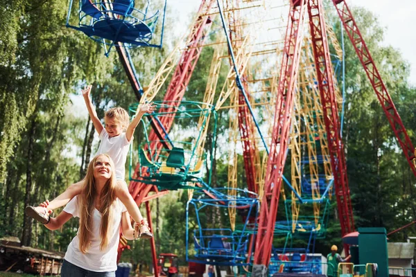 Menina Alegre Sua Mãe Ter Bom Tempo Parque Junto Perto — Fotografia de Stock