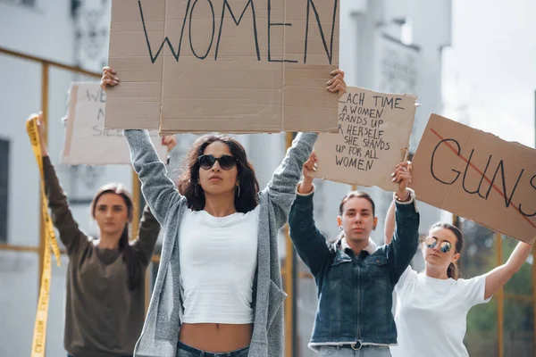 前を歩く フェミニスト女性グループは屋外での権利に抗議している — ストック写真