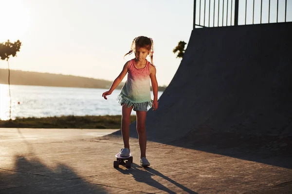 Sonniger Tag Kinder Haben Spaß Beim Skaten Der Rampe Fröhliches — Stockfoto