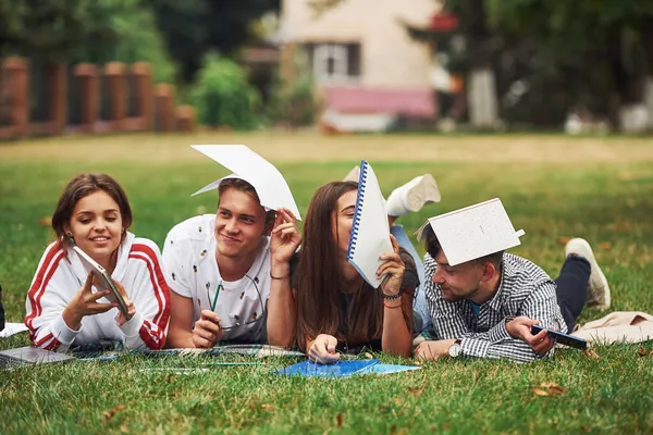 Tråkigt Och Roligt Grupp Unga Studenter Casual Kläder Grönt Gräs — Stockfoto