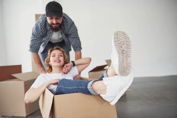 Detailweergave Van Witte Schoenen Gelukkig Stel Samen Hun Nieuwe Huis — Stockfoto