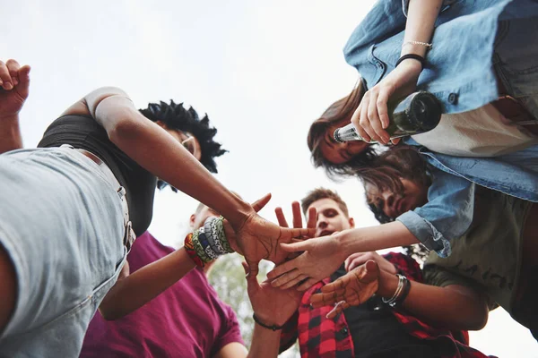 Grupo Multiétnico Personas Tienen Fiesta Aire Libre Vista Desde Abajo — Foto de Stock