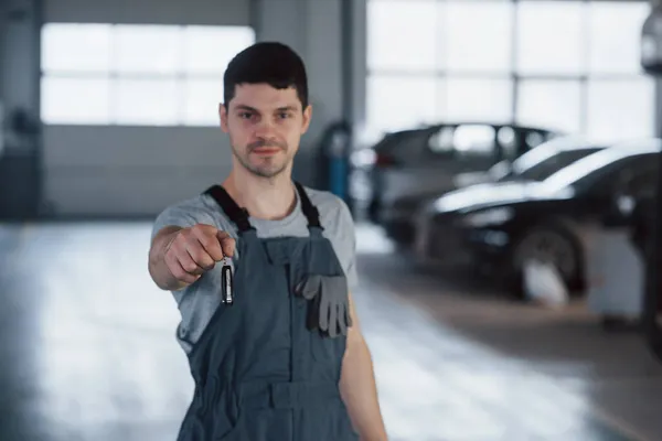Herzlich Willkommen Mechaniker Hand Mit Schlüsseln Ihr Auto Ist Wieder — Stockfoto