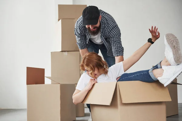 Het Meisje Zit Doos Gelukkig Stel Samen Hun Nieuwe Huis — Stockfoto