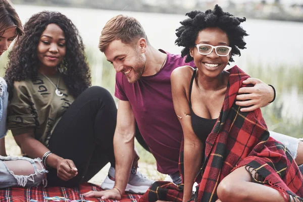 Pareja Internacional Grupo Personas Hacen Picnic Playa Los Amigos Divierten — Foto de Stock