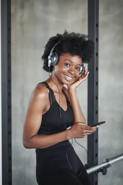 Con Smartphone Mano Ritratto Ragazza Afro Americana Abiti Fitness Che — Foto Stock