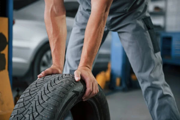 Närbild Mekanikern Har Ett Däck Reparationsgaraget Byte Vinter Och Sommardäck — Stockfoto