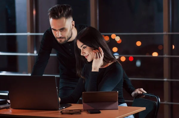 Väg Mot Framgång Teamet Unga Affärsmän Arbetar Med Sitt Projekt — Stockfoto