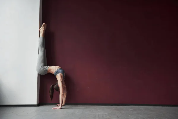 Inanılmaz Esneme Hareketini Yapmak Için Duvarı Kullanmak Vücut Yapısı Iyi — Stok fotoğraf